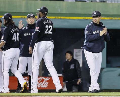 【ロッテ】吉井監督、プロ初の猛打賞小川龍成をたたえる「結果が出てくれてよかった」 プロ野球写真ニュース 日刊スポーツ