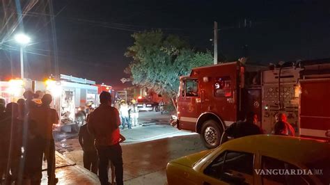 Incendio consume vivienda en la colonia González de Saltillo