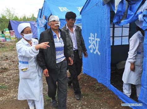 Medical Workers Treat Quake Victims In SW China China Org Cn