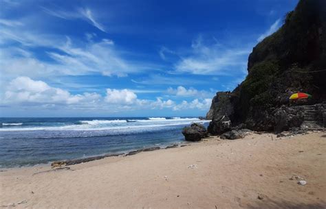 Wisata Ke Pantai Nguyahan Destinasi Liburan Cantik Di Jogja