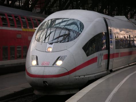 Ein Ice Steht Abfahrtbereit In K Ln Hbf Nach Frankfurt Hbf