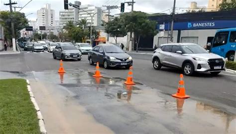 A Gazeta Vazamento de água causa interdição e complica trânsito na