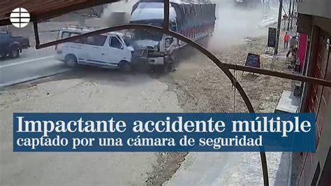 Una cámara de seguridad capta un impactante accidente múltiple en Perú