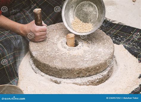 L ancien Moulin à Main Ou La Pierre à Carreaux Broie Le Grain En Farine