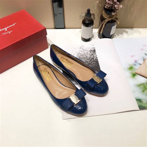 【high Quality】original Ferragamoˉ Flat Bottom Shallow Mouth Bow Female New Patent Leather Round