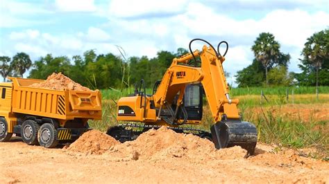 Incredible Rc Huina Excavator Digging And Loading Sand Into Dump Trucks