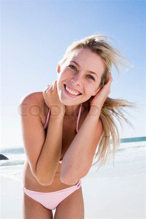 Junge Frau Entspannt Am Strand Bikini Stockfoto Colourbox