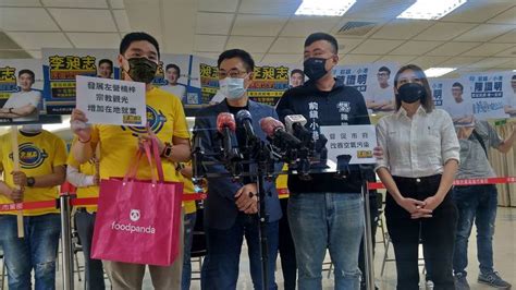 國民黨高雄市議員初選 江啟臣陪李昶志登記 圖 中央通訊社 Line Today