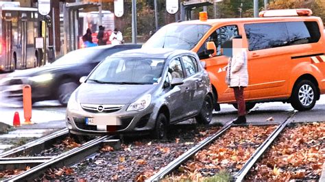 Auto F Hrt In Der Heideallee Ins Gleisbett Du Bist Halle