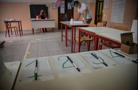 Referendum anche alle 19 l affluenza in Sicilia è la più bassa d