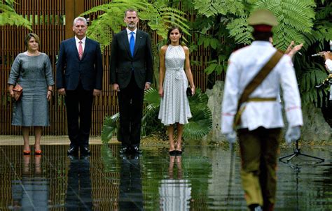 Caras Felipe Vi E Let Zia D O Passo In Dito Em Cuba