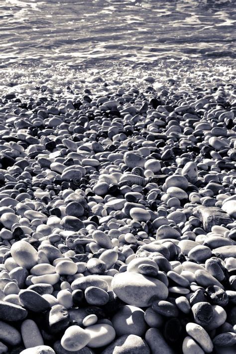 Las Piedras Redondeadas Y Lisas Mojadas Por El Agua De Mar Imagen De