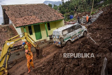 Proses Evakuasi Dan Pencarian Korban Longsor Di Sumedang Republika Online