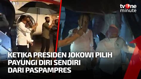 Momen Presiden Jokowi Payungi Diri Sendiri Saat Turun Pesawat TvOne