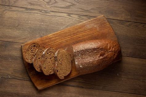 Pan De Centeno En Rodajas Reci N Horneado Sobre Una Tabla Para Cortar