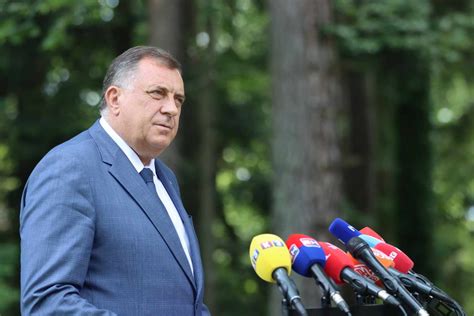 Bosnia Ed Erzegovina Braccio Di Ferro Tra Dodik E Schmidt