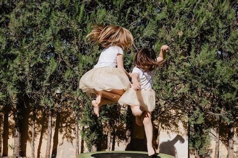 M Dchen Springen Auf Trampolin Kostenlose Foto