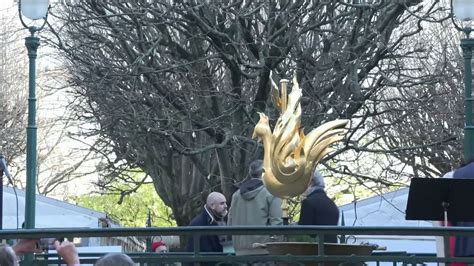 Paris le coq de Notre Dame a retrouvé sa place au sommet de la cathédrale