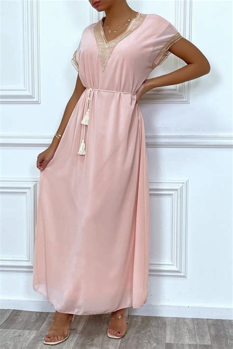 Robe Longue Rose Avec Broderie Et Ceinture Lacet Beige