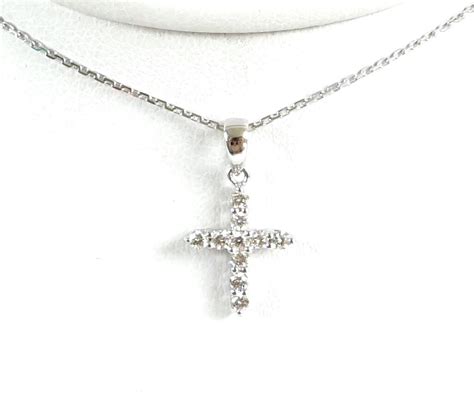 Pendentif Croix En Or Blanc K Oo Serti De Diamants Blancs