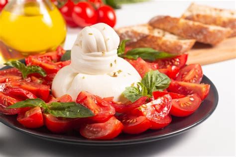 Queijo Burrata Tradicional Italiano Salada De Delicioso Tomate