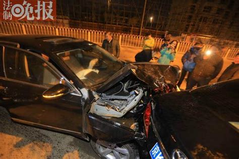 轿车连撞6车 醉酒司机称代驾跑了 组图 车祸 代驾 新浪新闻