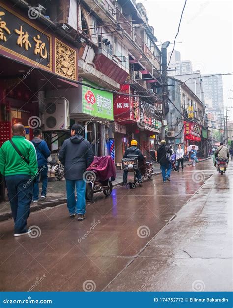 中国武汉 — 2019年4月4日 — 雨季武汉市晨景 图库摄影片 图片 包括有 室外 楼层 季节 174752772