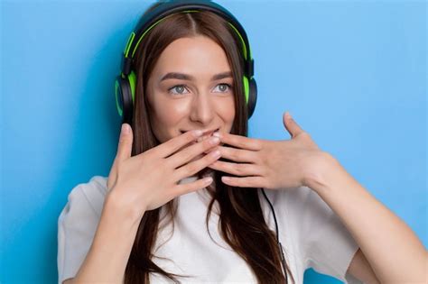 Premium Photo Happy Woman With Headphones Listening To Music