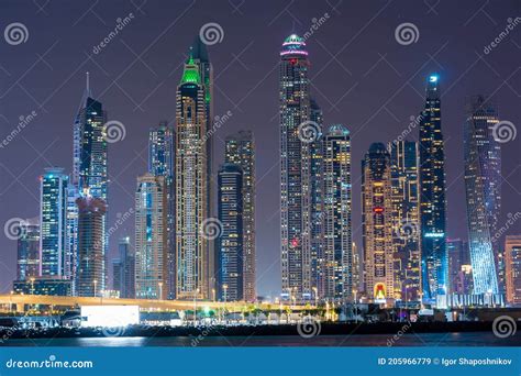 Vue Nocturne Sur Dubaï Panorama Illumination étonnante Des Gratte ciel