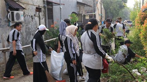 Kecamatan Cibodas Bersama Warga Di Enam Kelurahan Kerja Bakti Bersihkan