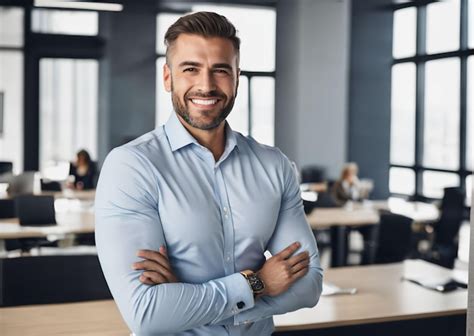 Homem De Camisa Em Seu Escrit Rio Foto Premium