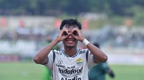 Pemain Muda Persib Bandung Robi Darwis Bertekad Mendapat Tempat Di