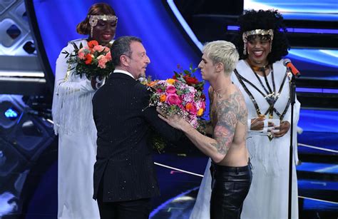 Festival Di Sanremo 2022 Achille Lauro Si Battezza Sul Palco