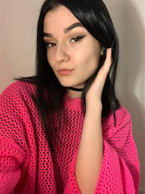 Am I Hot In Pink💕 F18 R Amihot