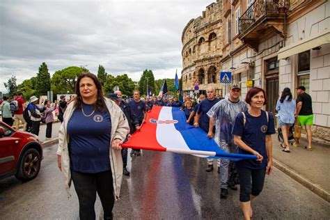 Mimohod Hrvatskih Branitelja U Puli Prvi Put U Povijesti Bez Jedne Osobe