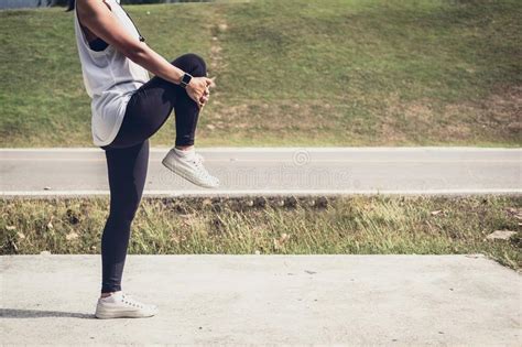 La Mujer Del Atleta Que Hace Cierto Estirar Ejercita Las Piernas Antes