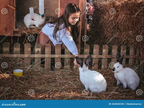 Petite Fille Nourrit Une Carotte Dans Le Jardin D Un Lapin Les Enfants