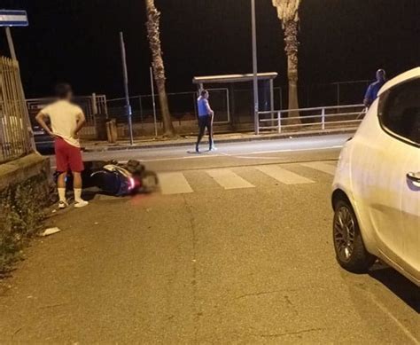 Salerno Ancora Un Incidente Sul Lungomare Scontro Tra Auto E Scooter