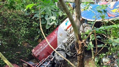 Truk Tangki Pertamina Kecelakaan Tercebur Sungai Sopir Terseret Arus