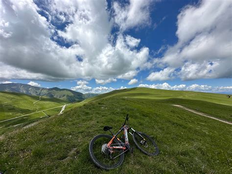 Picnic Sui Piani Di Ragnolo Marche Bike Tour