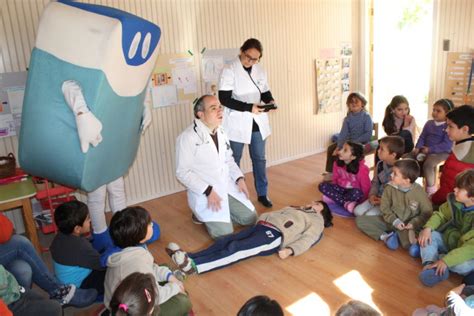 Niños conocen de medicina gracias a charla impartida por Dr Aguancha