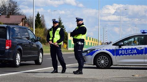 Zdjął spodnie przed policjantami gdy policjanci zatrzymali go do kontroli