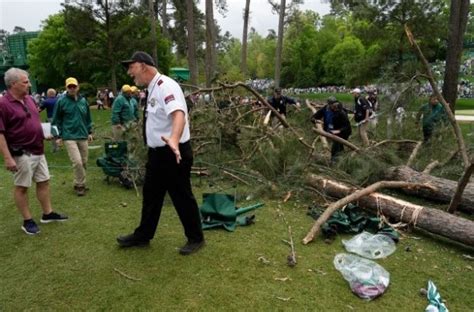 Badai Tiga Pohon Besar Tumbang Di Lapangan Golf Di Turnamen The Masters