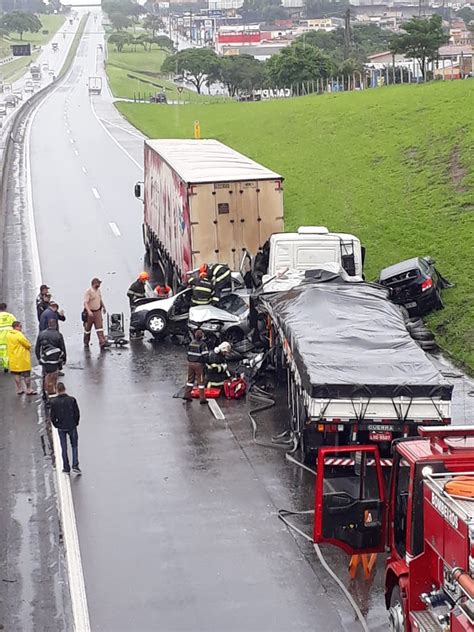 Acidente Entre Carros E Caminhões Deixa Feridos E Causa Lentidão Na