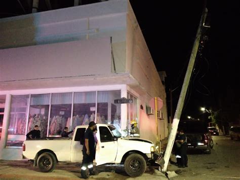 Hombre Se Impacta Contra Poste Y Contra El Negocio La Tijera