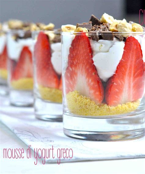 Bicchieri Veloci Con Fragole Mousse Di Yogurt Greco E Cruble Alle