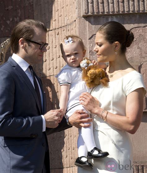 Los Príncipes Victoria Y Daniel Con Su Hija Estela En El Día Nacional