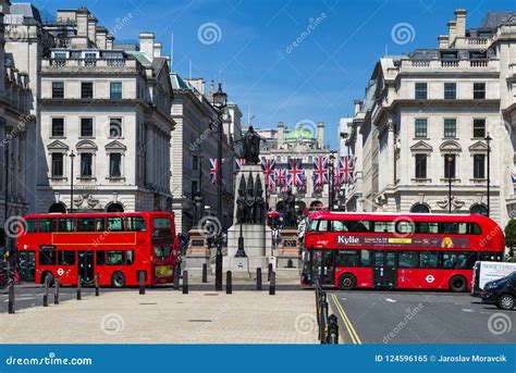 Autobuses De Dos Pisos Rojos En Londres Imagen Editorial Imagen De