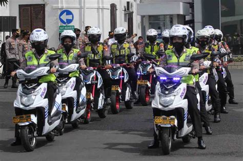 FOTO Polrestabes Surabaya Terima Hibah 20 Sepeda Motor Listrik Dari