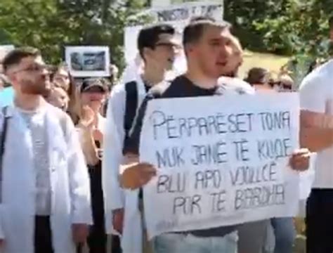 FOTO Protesta para Kuvendit pankarta e studentëve Përparset tona